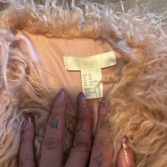 Pink shag, faux fur coat with clasps - Picture 2 of 7